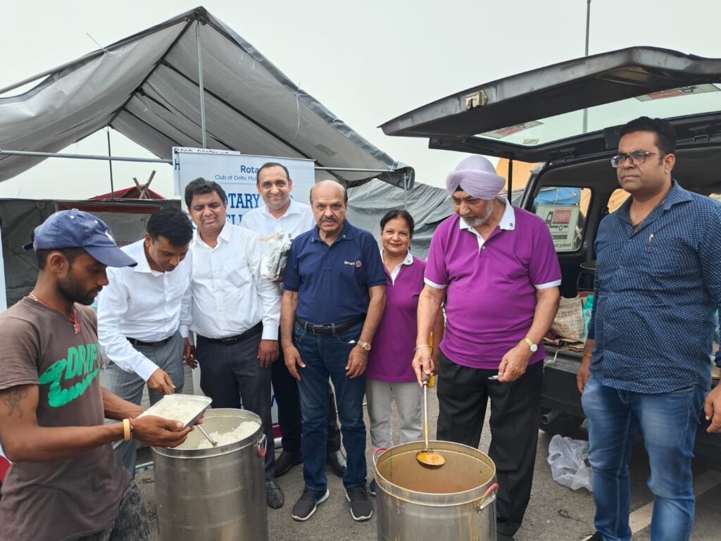 Distributed 1000 meals along with Water Bottles to the flood affected area in Delhi on 17th July 2023